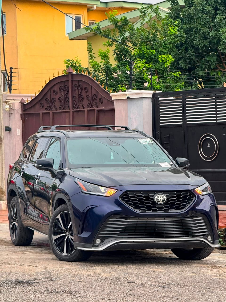 Automobile exterior photograph
