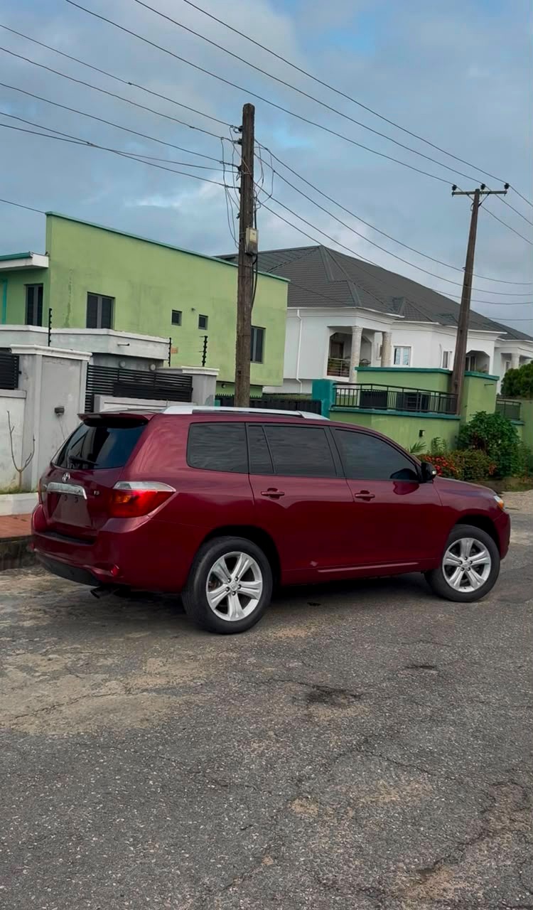 Automobile exterior photograph